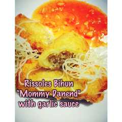 A picture of Rissoles Bihun "Mommy Danend" with Garlic Sauce.