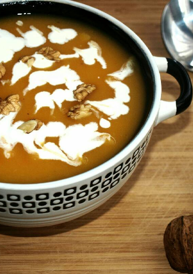 Una foto de Crema de calabaza con nueces🍴