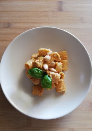 Foto di Occhi di lupo con pesto di mandorle, zucchine e basilico