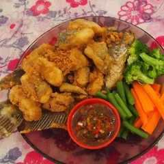 รูปของ Gurame goreng sambal colo-colo