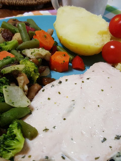 Una foto de Pollo con patata y verduras salteadas