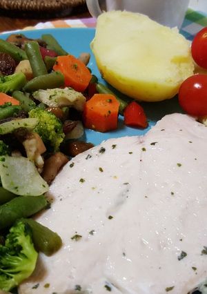 Una foto de Pollo con patata y verduras salteadas
