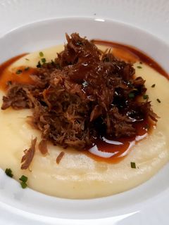 Una foto de Carrilleras al Oporto con cremoso de patata