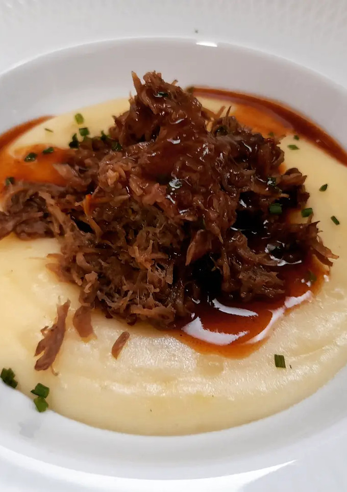 Una foto de Carrilleras al Oporto con cremoso de patata