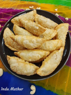 मावा गुझिया (Mawa Gujiya Recipe in Hindi) रेसिपी मुख्य फोटो