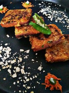 हेल्दी गाजर ओट्स टोस्ट (Healthy gajar oats toast recipe in Hindi) रेसिपी मुख्य फोटो
