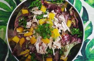 Salad xà lách ớt chuông thịt gà giản đơn cho ngày oi nóng