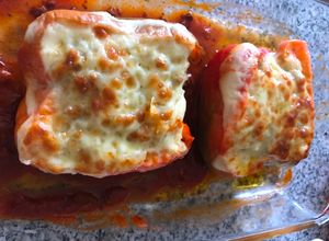 Una foto de Pimientos rojos rellenos al horno