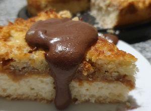 Una foto de Tarta de coco + dulce de leche + cobertura de Ganache