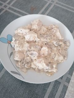 Una foto de Pollo con champiñones y nata