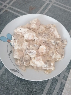 Una foto de Pollo con champiñones y nata