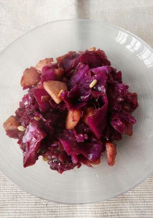 Foto principal de Lombarda con piñones y manzana