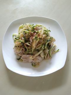 蒜味雞肉櫛瓜麵 的食譜成品照片