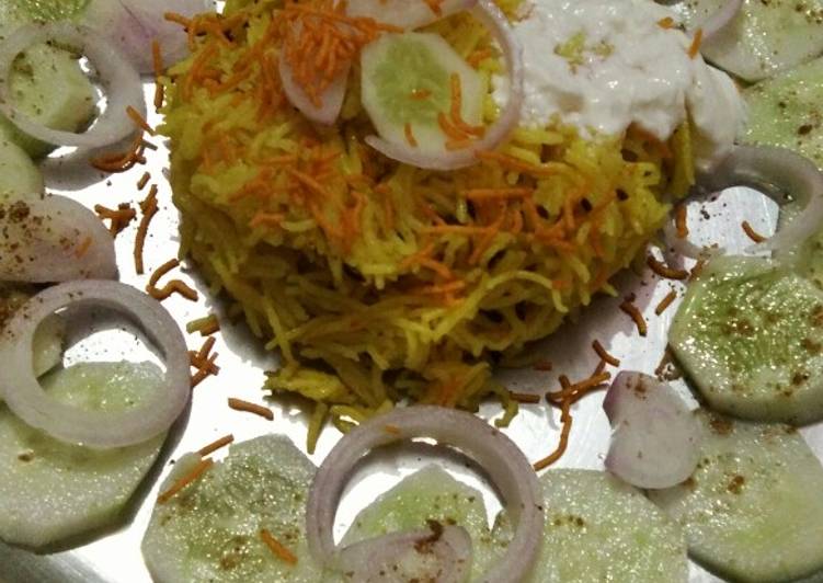 Recipe of Favorite Chatpate rice with curd aloo bhujia and salad