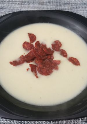 Spárga krémleves kolbászchipssel recept fotója