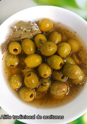 Una foto de Aliño tradicional de aceitunas