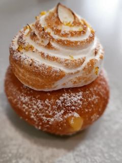 Una foto de Berlinas rellenas de crema de limón con merengue