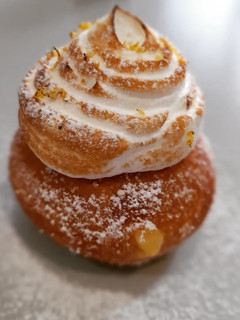 Una foto de Berlinas rellenas de crema de limón con merengue