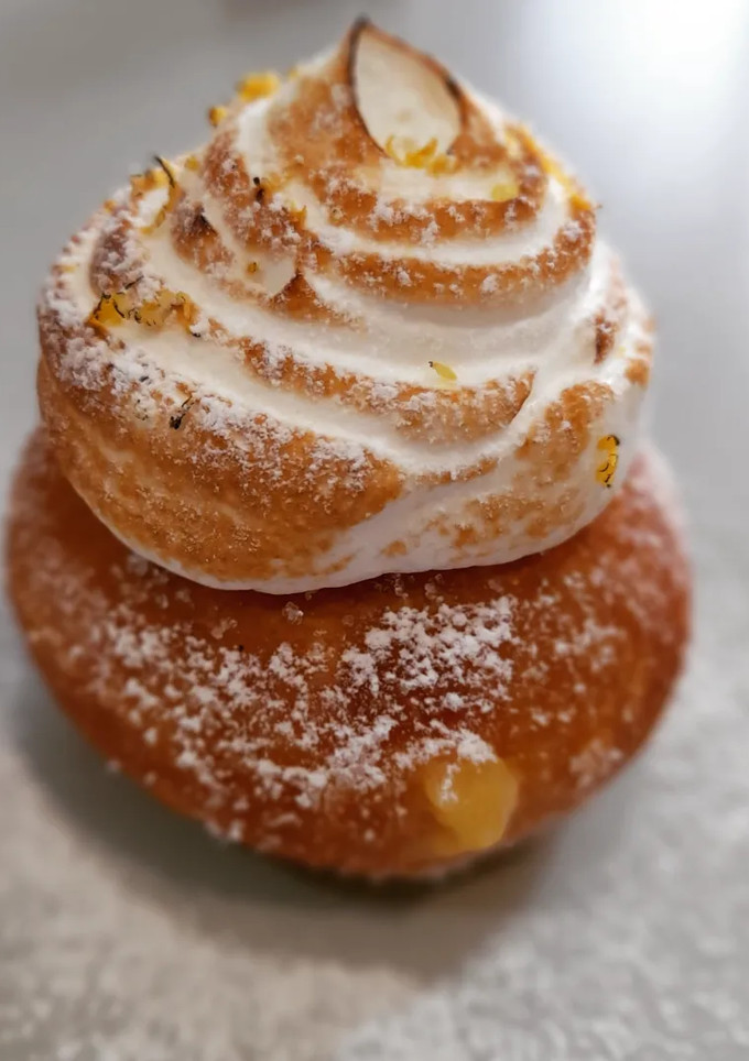 Una foto de Berlinas rellenas de crema de limón con merengue