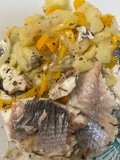 Una foto de Dorada con pimientos y patatas en Lékué
