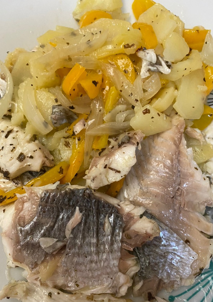 Una foto de Dorada con pimientos y patatas en Lékué