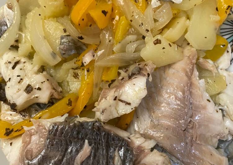 Dorada con pimientos y patatas en Lékué