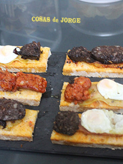 Una foto de Morcilla, chorizo y huevos de codorniz