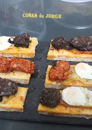 Foto principal de Morcilla, chorizo y huevos de codorniz