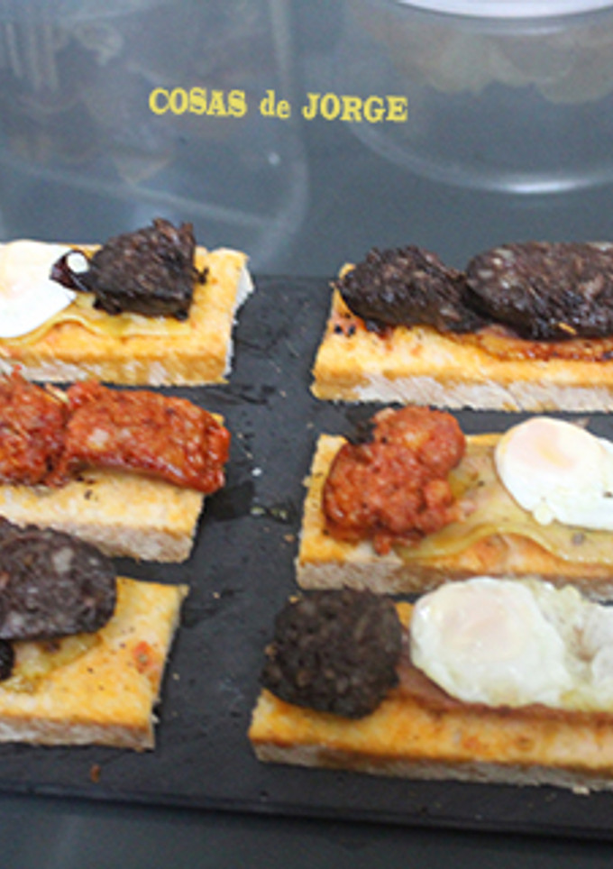 Una foto de Morcilla, chorizo y huevos de codorniz