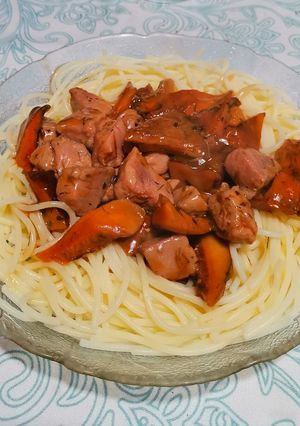 Una foto de Espaguetis sin gluten con níscalos y atún fresco