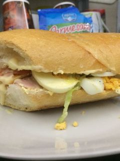 Una foto de Sándwich de jamón y huevo