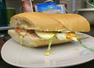 Una foto de Sándwich de jamón y huevo