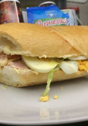 Una foto de Sándwich de jamón y huevo