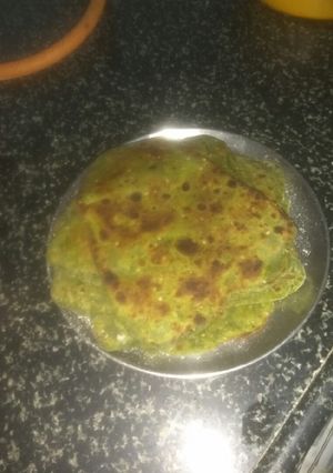 पालक बटर पराठा (palak butter paratha recipe in Hindi) रेसिपी मुख्य फोटो
