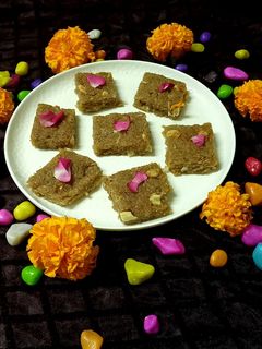 ગુંદર પાક (Gundar Paak Recipe In Gujarati) રેસીપી મુખ્ય ફોટો