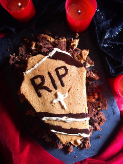 Una foto de Brownie tumba de chocolate y boniato al micro Halloween