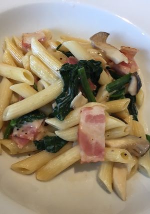 Una foto de Penne con salsa blanca