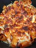 Rigatoni con Tomate, Pimiento, Aceitunas y Panceta con Queso Mozzarella Gratinado