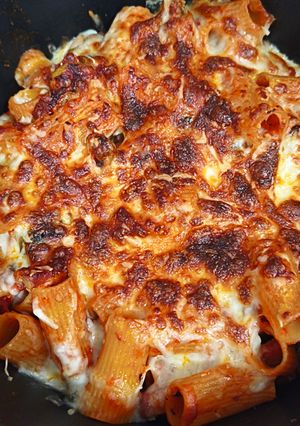 Una foto de Rigatoni con Tomate, Pimiento, Aceitunas y Panceta con Queso Mozzarella Gratinado