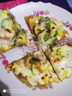 पिज़्ज़ा (Pizza recipe in Hindi) रेसिपी मुख्य फोटो
