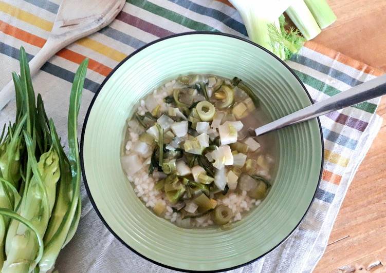 Minestra di riso e verdure verdi