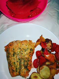 Una foto de Salmón al horno con verduras