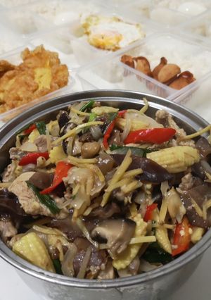 รูปของ ผัดขิงหมู​~ข้าวโพด🌽