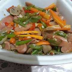 A picture of Sayur Buncis Wortel Sosis Bakso with saos tiram.