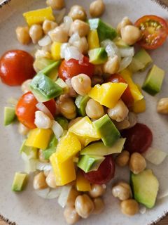 Una foto de Ensalada de garbanzos fresquita!