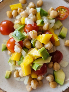 Una foto de Ensalada de garbanzos fresquita!