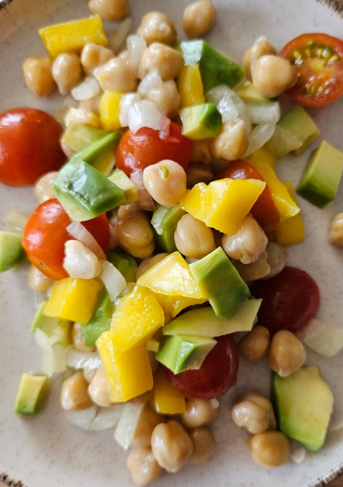 Una foto de Ensalada de garbanzos fresquita!