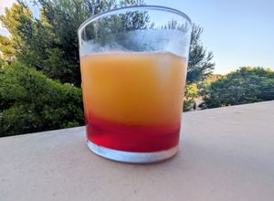 Una foto de Campari con zumo de naranja (no apto para tristes)