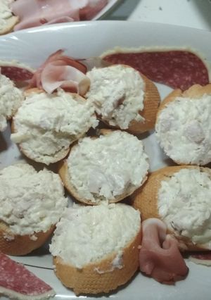 Φωτογραφία της συνταγής Καναπεδάκια με ντιπ "κοτόπουλου" 🍗🥖