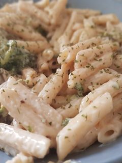 Una foto de Pasta con salsa blanca y brócoli